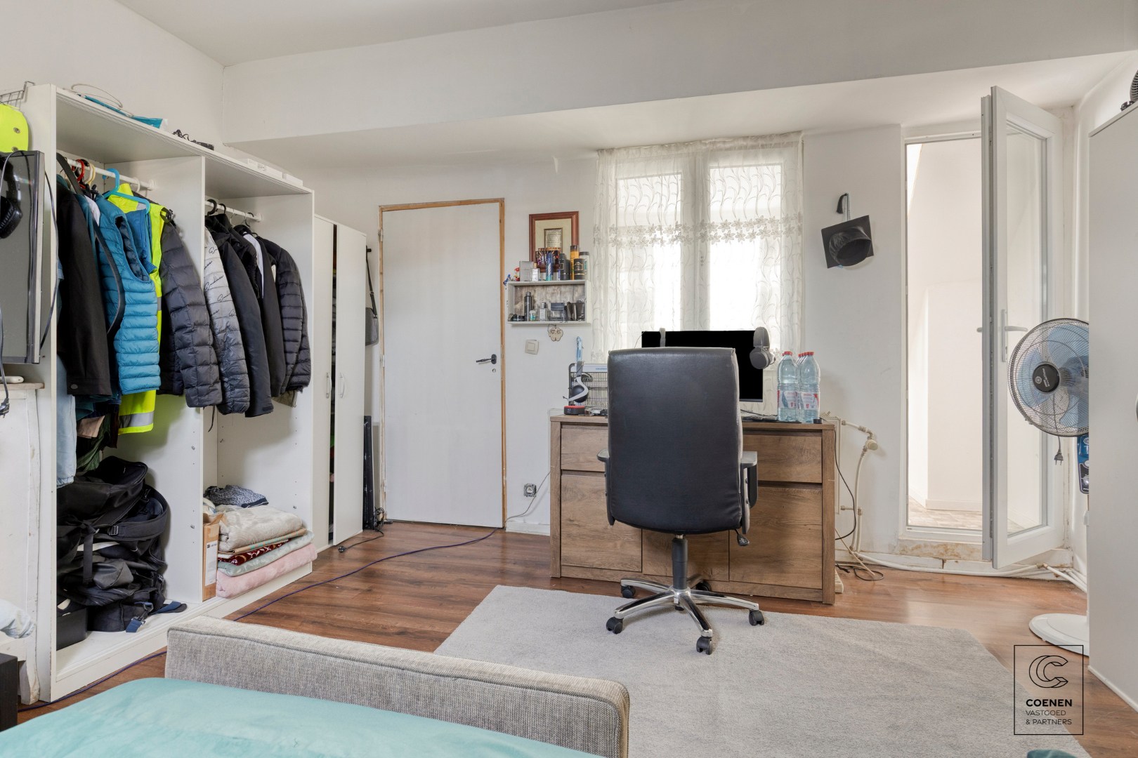 Ruime handelswoning, momenteel ingericht als handelsruimte en 2 appartementen op goede ligging te Antwerpen! 