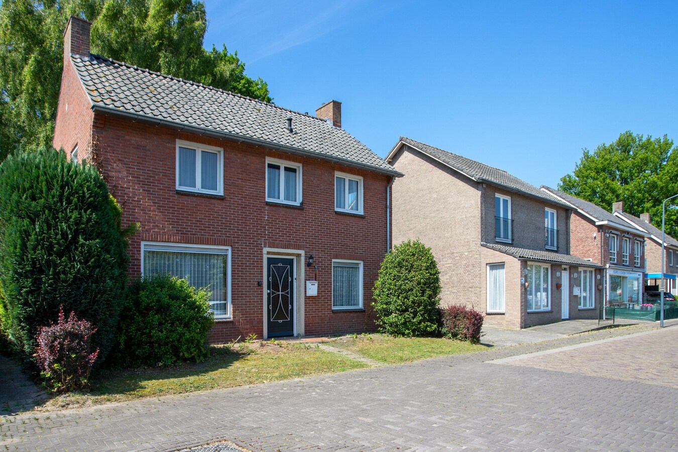 Royale vrijstaande gezinswoning gelegen op 500m2 in het centrum van Hoogeloon. 