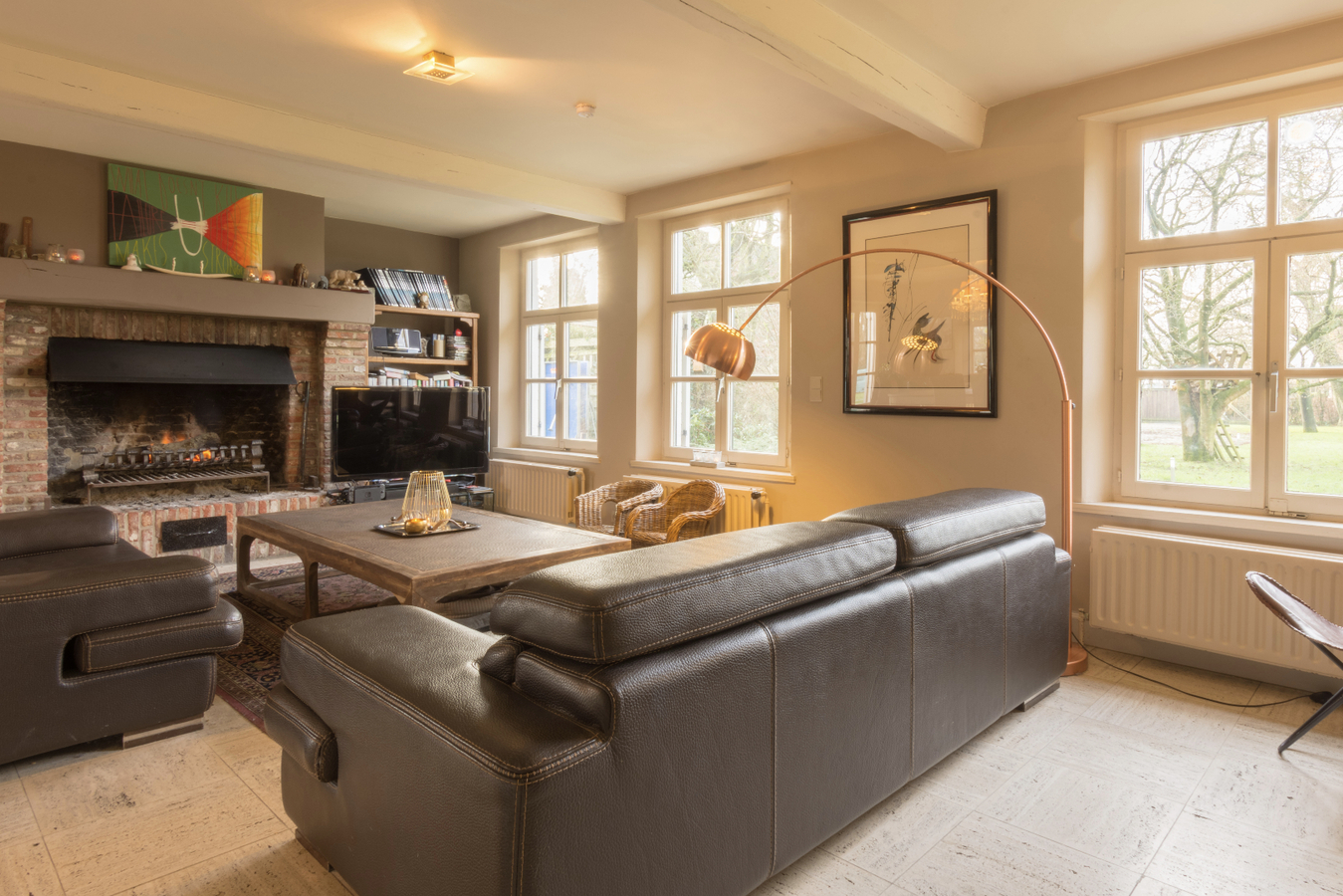 Idyllisch gelegen hoeve-villa met schuur 