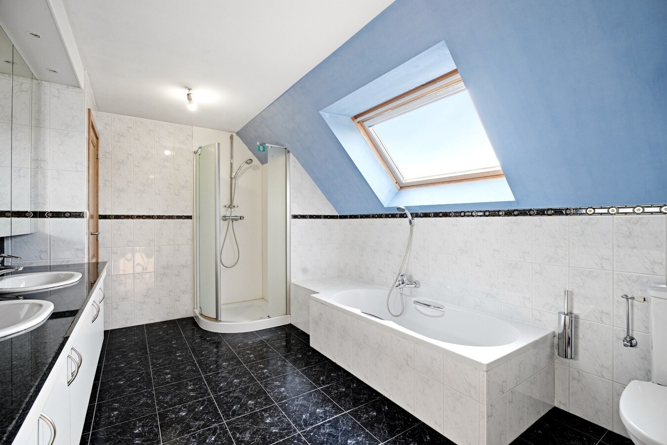 Ruime halfopen woning met 5 slaapkamers te koop in Werken met garage en ruime tuin! 
