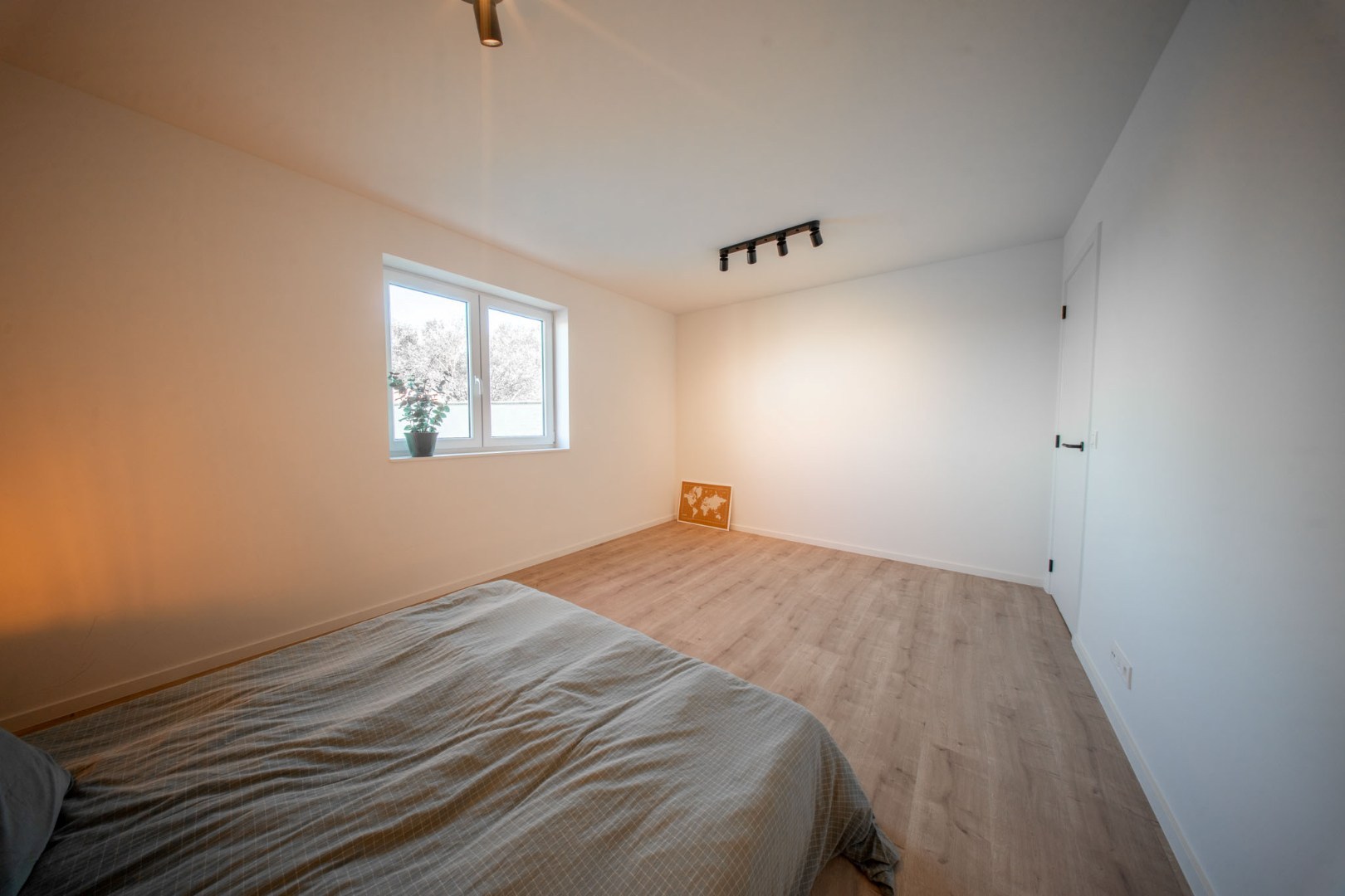 Stijlvolle en ruime nieuwbouwwoning met garage en tuin op 555 m² 