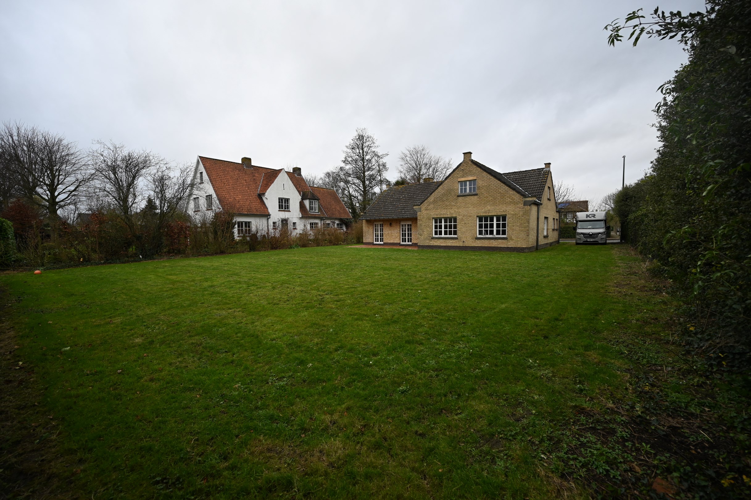 Villa paisiblement située sur un magnifique terrain de 937 m² dans un quartier résidentiel proche des routes d'accès et à quelques minutes en voiture du centre de Knokke et du Zoute. 