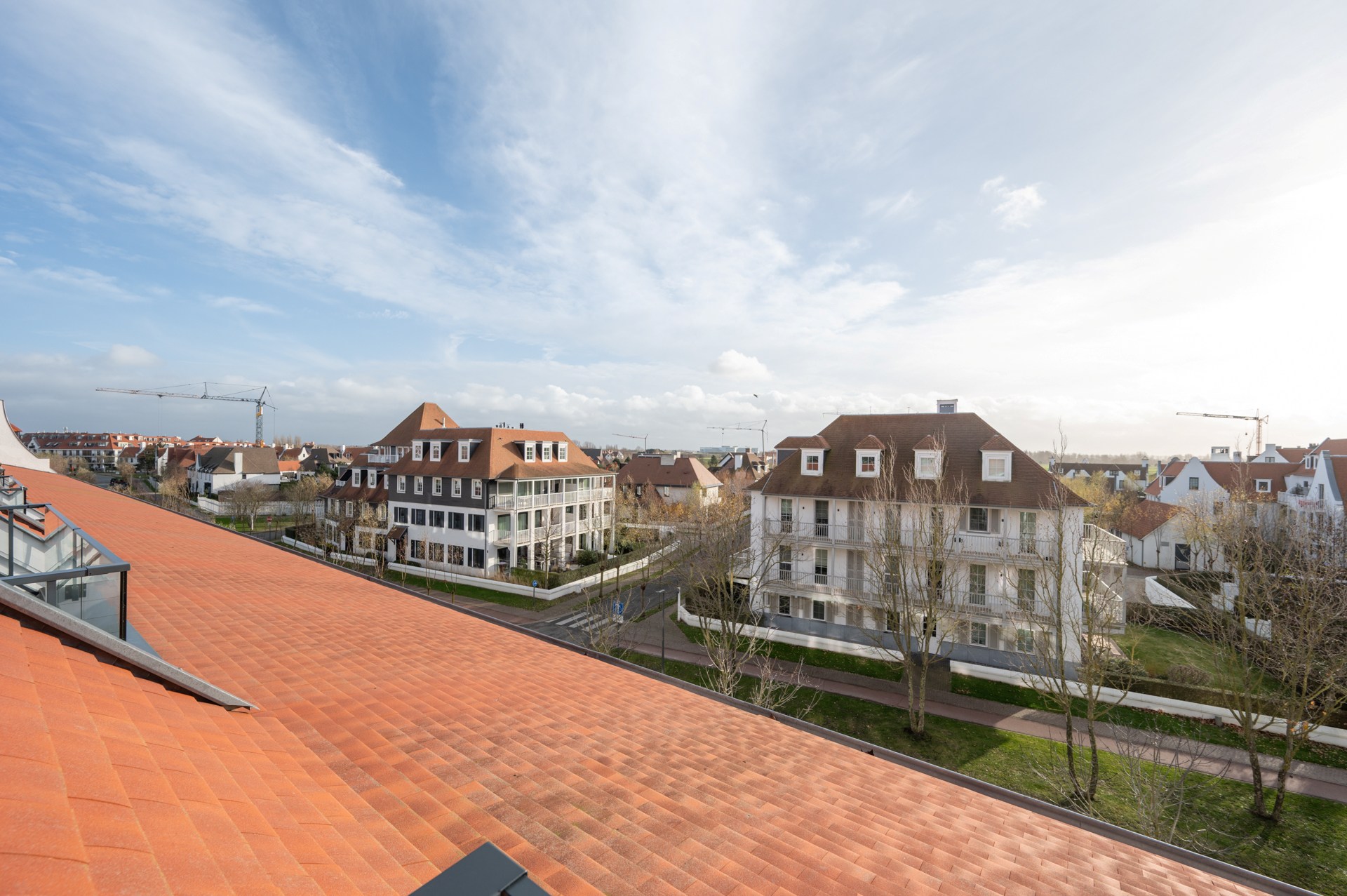 Cet appartement en duplex lumineux est situé à Duinenwater, combinant un agencement pratique avec des espaces extérieurs agréables et un emplacement calme au bord de l'eau. 
