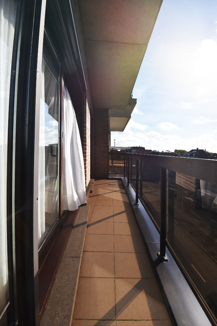 Gerenoveerd appartement met 2 slpks en autostaanplaats te Eeklo 