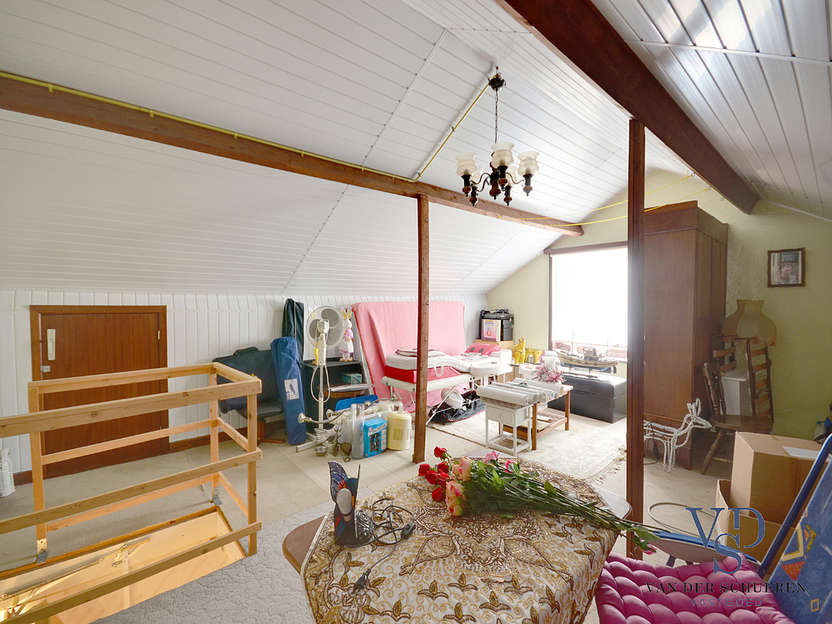 Praktische Half-Open Bungalow met afzonderlijke garage. 