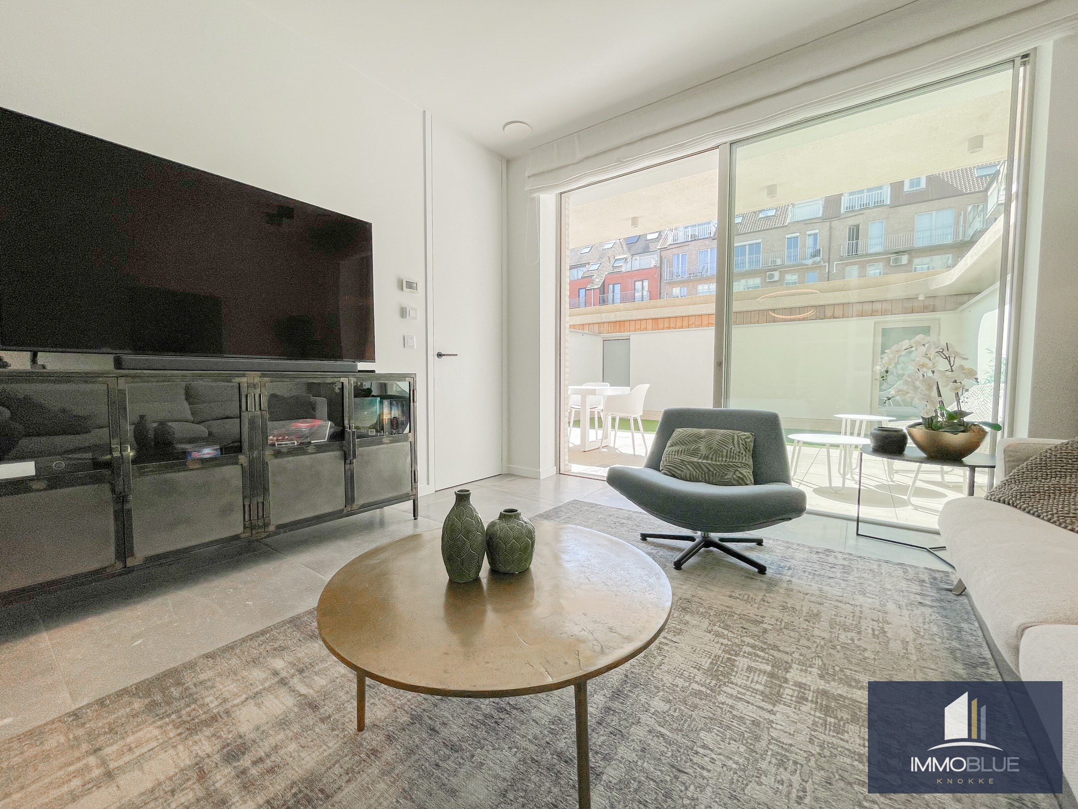 Subliem, luxueus tuinappartement met dubbele garage, rustig gelegen in een standingvolle residentie. 