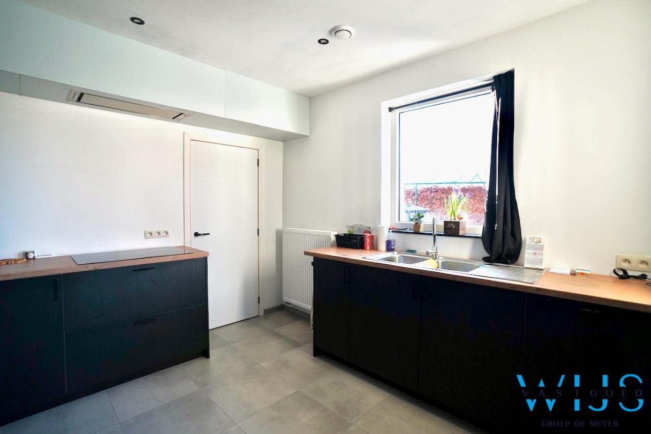 Volledig gerenoveerd woonhuis op 750m² in hartje Ertvelde ! 