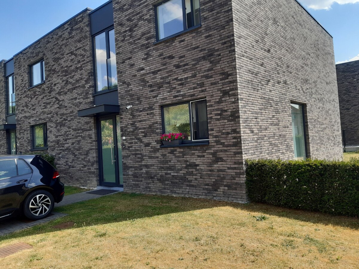 Half open (160 m²) met zonnepanelen ! 