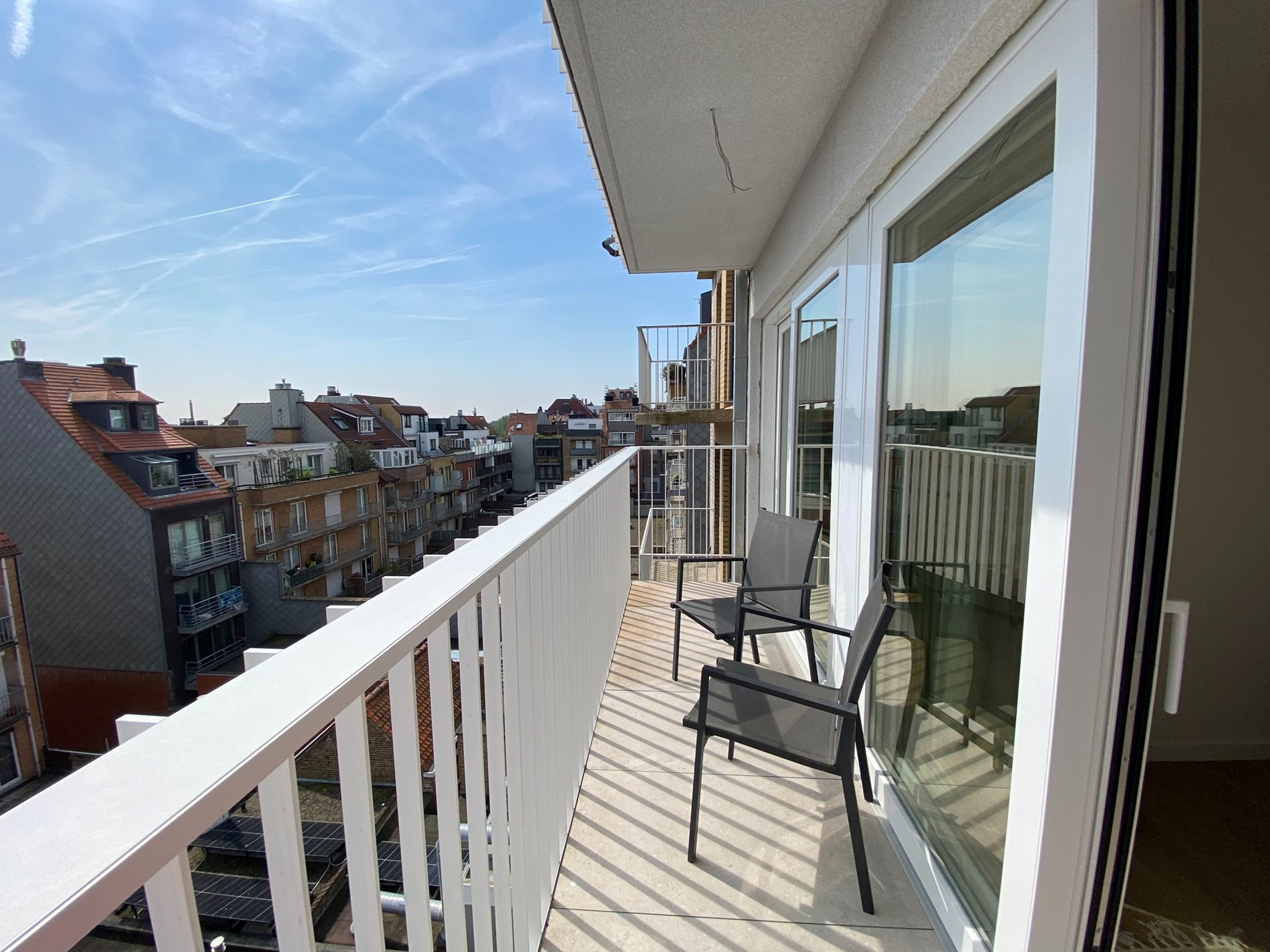 GEMEUBELD - Modern ingericht appartement met 2 volwaardige slaapkamers gelegen in de Lippenslaan. 