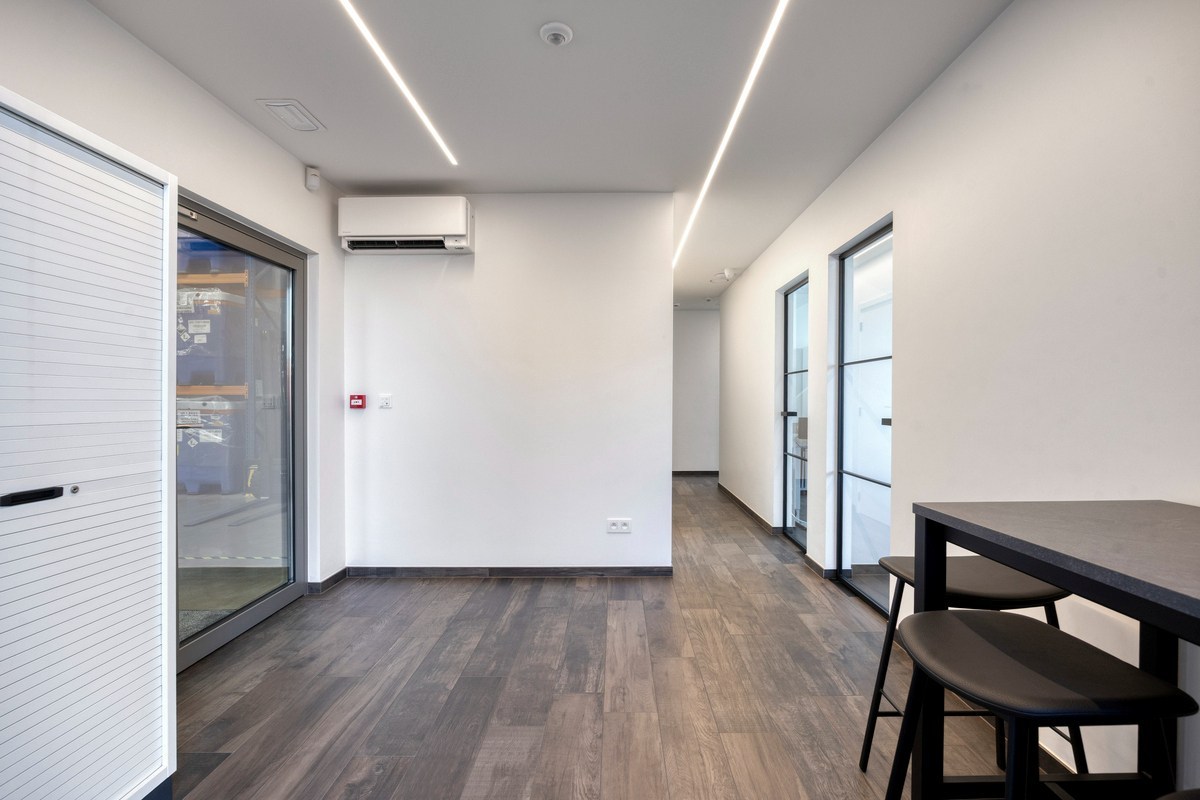 Grondig gerenoveerd KMO gebouw met magazijn en kantoorruimtes in Heverlee op een perceel van 11a19ca! – EPC -22,65 kWh/m² 