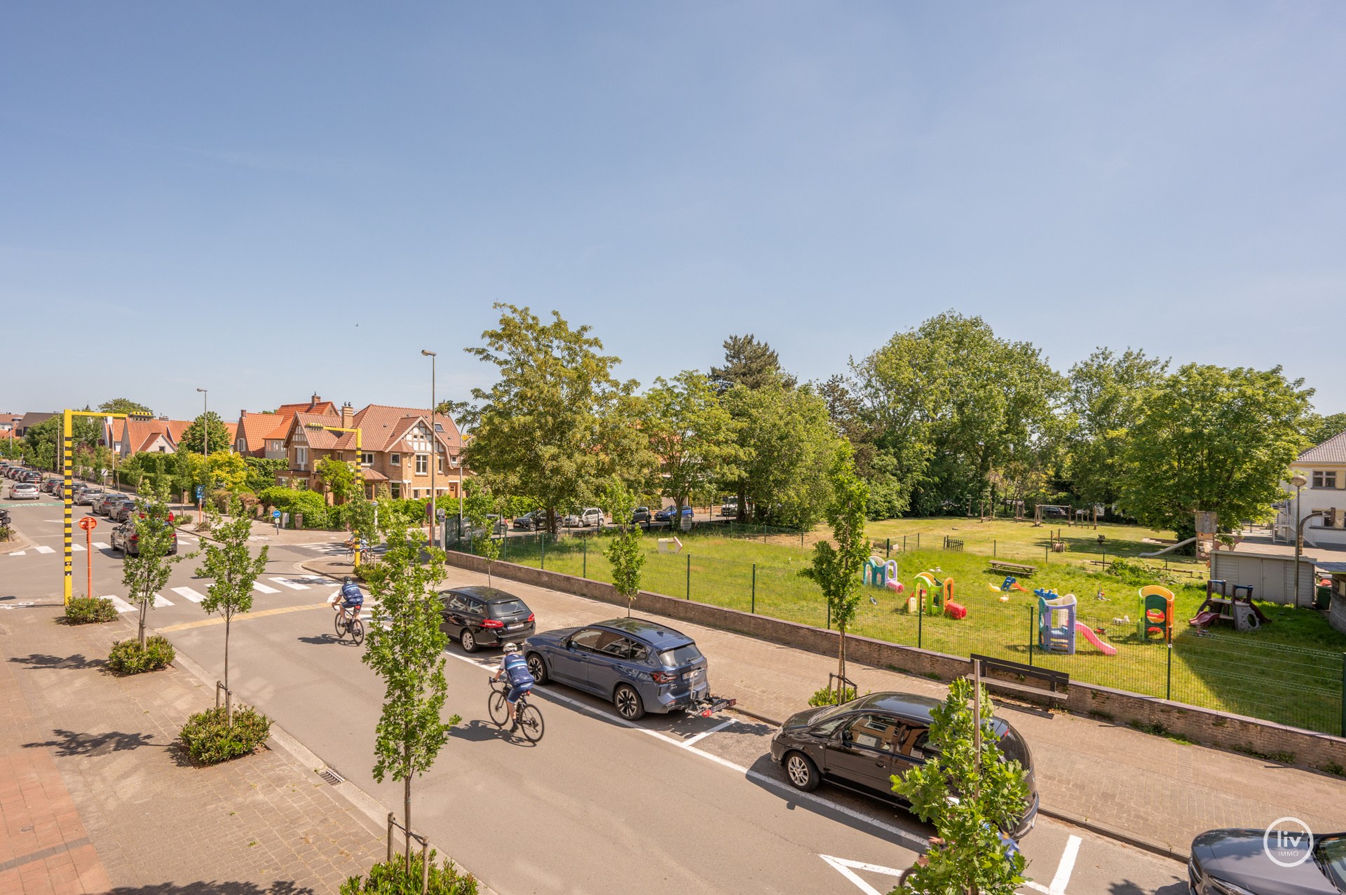 Instapklaar 2-slaapkamerappartement  gelegen te Piers de Raveschootlaan, vlakbij de Lippenslaan. 