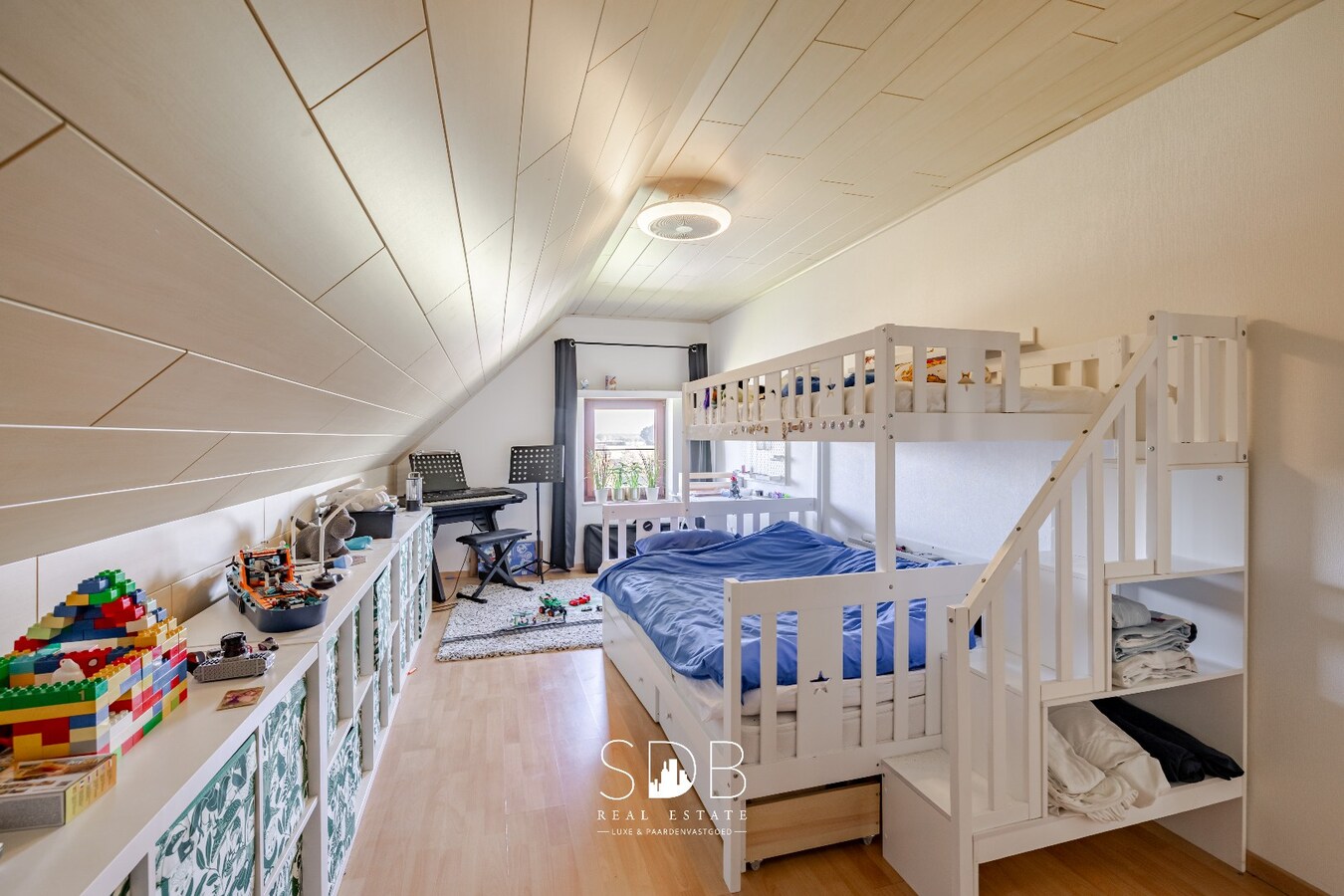 Hedendaagse woning met hippische accommodatie op 17.782m² 