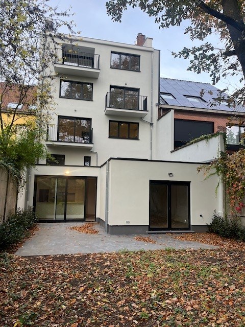 Prachtig  duplex appartement met 4 slpk, 3 badk, grote tuin en parkeergelegenheid 