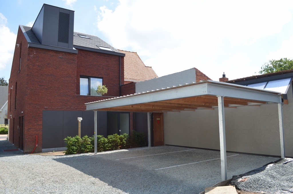 Recent gelijkvloers app. 2 slpks, terras, standplaats en tuin te Lembeke 