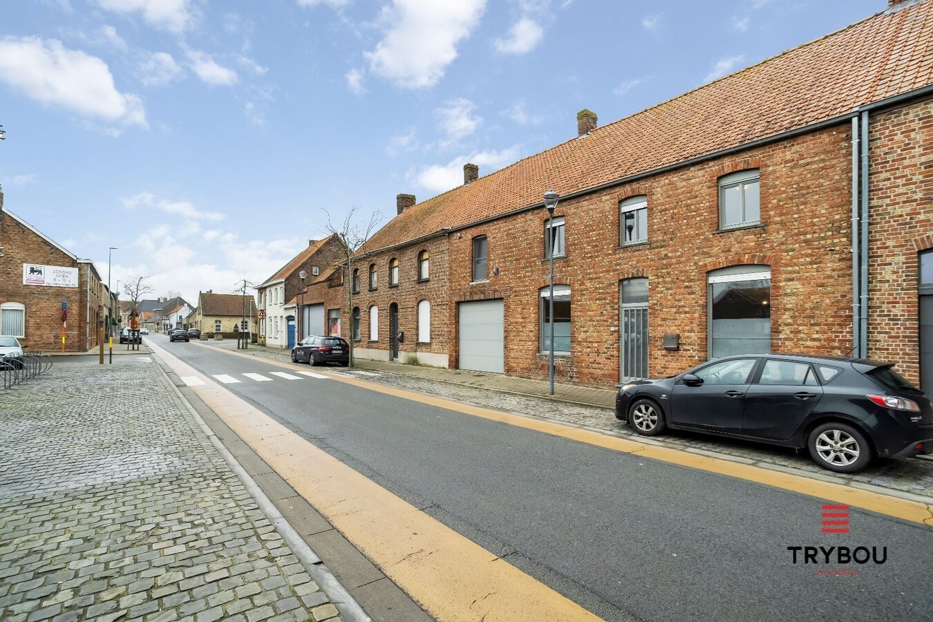 Uiterst ruime woning op het 'Stationsplein' in Merkem 