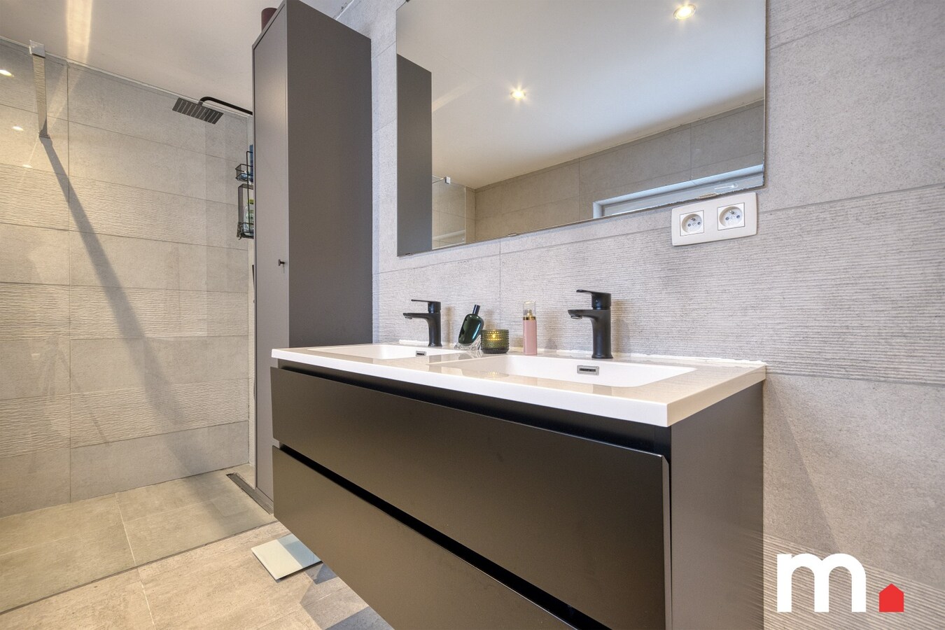 Top gerenoveerde halfopen woonst met ruime tuin te Waregem ! 