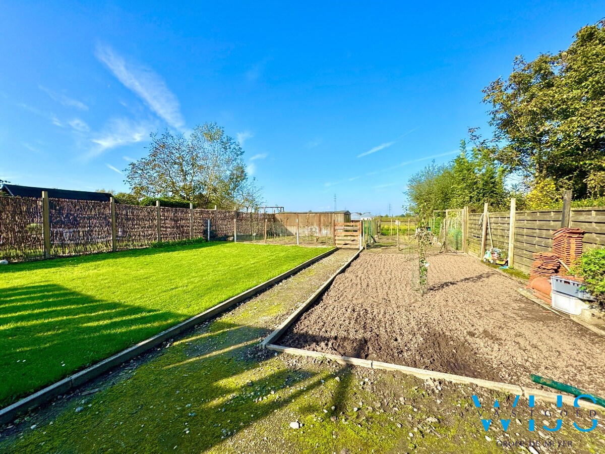 Stevig woonhuis aan de rand van het centrum van Sleidinge 