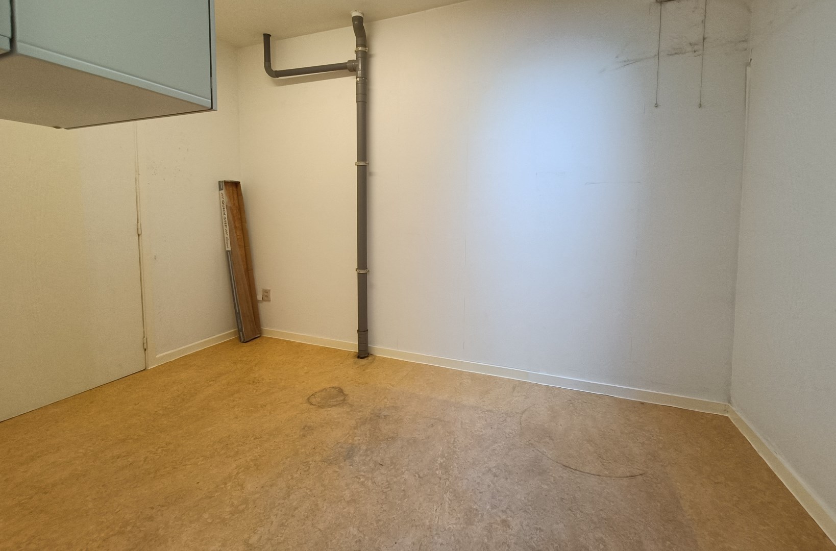 GELIJKVLOERS HANDELSPAND/KANTOOR IN HET CENTRUM 