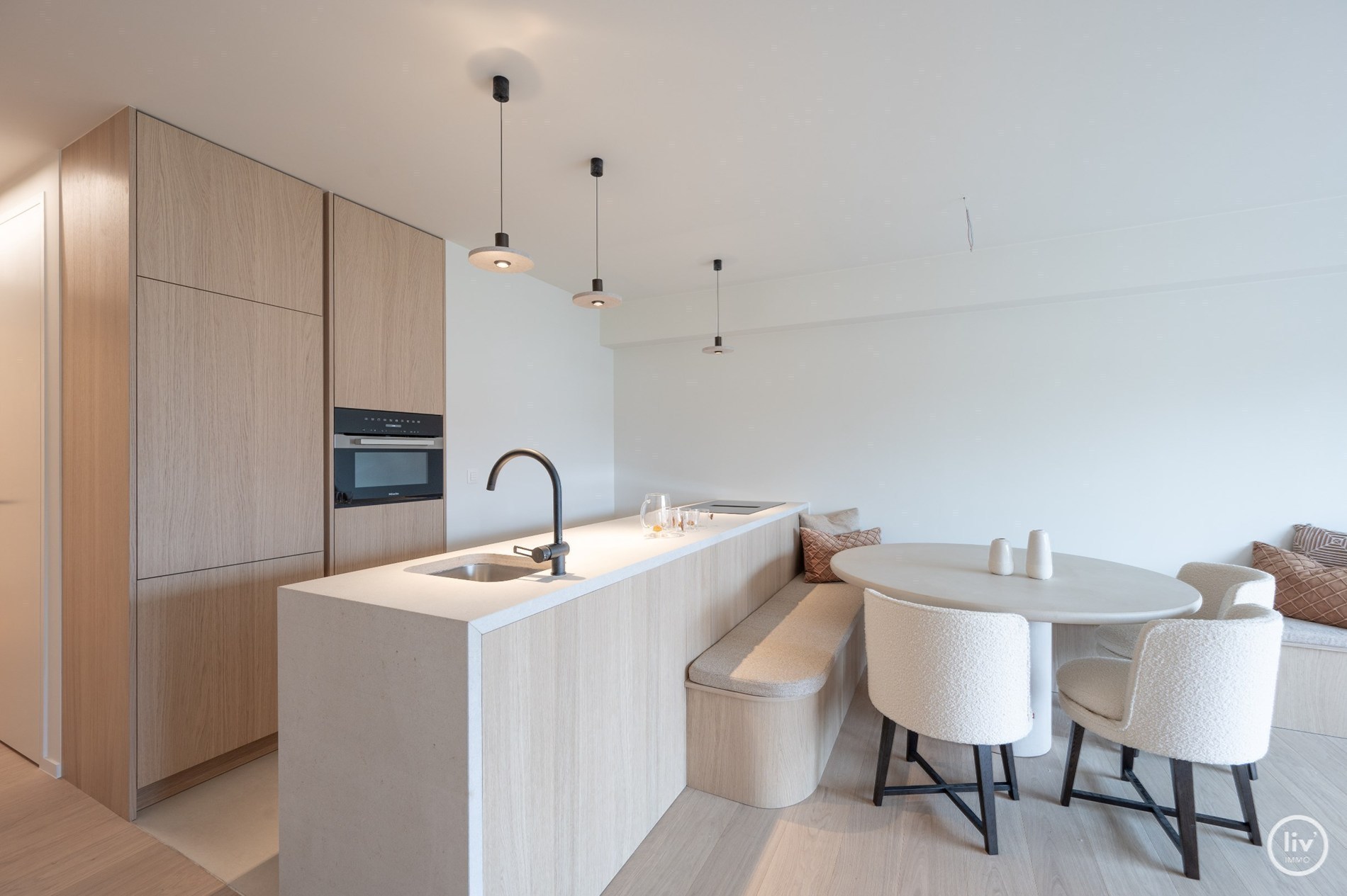 Appartement lumineux et rénové de 3 chambres avec vue dégagée. Possibilité d'acheter une place de parking intérieure. 