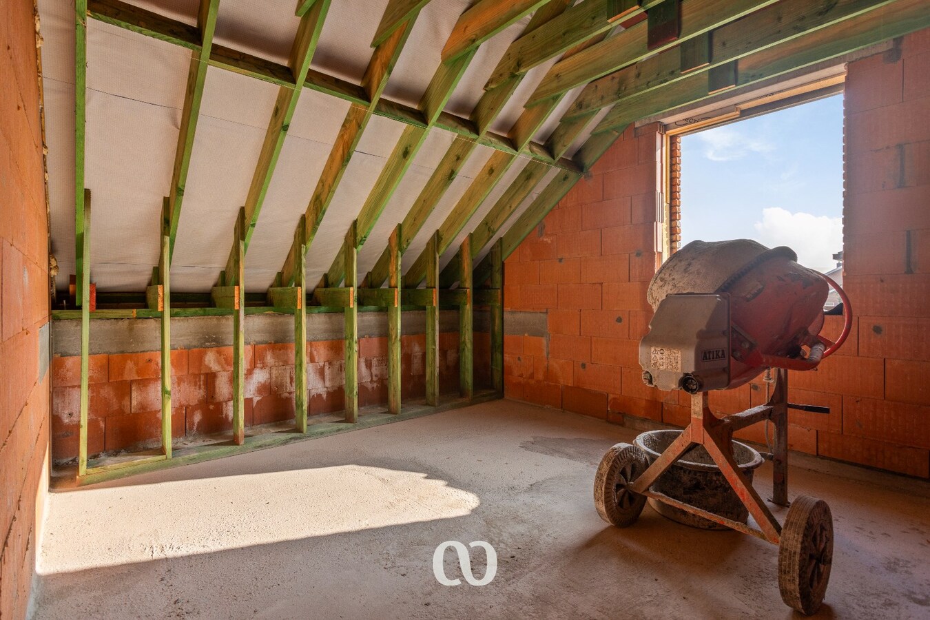 Zeer ruime ruwbouw woning op uitstekende locatie 