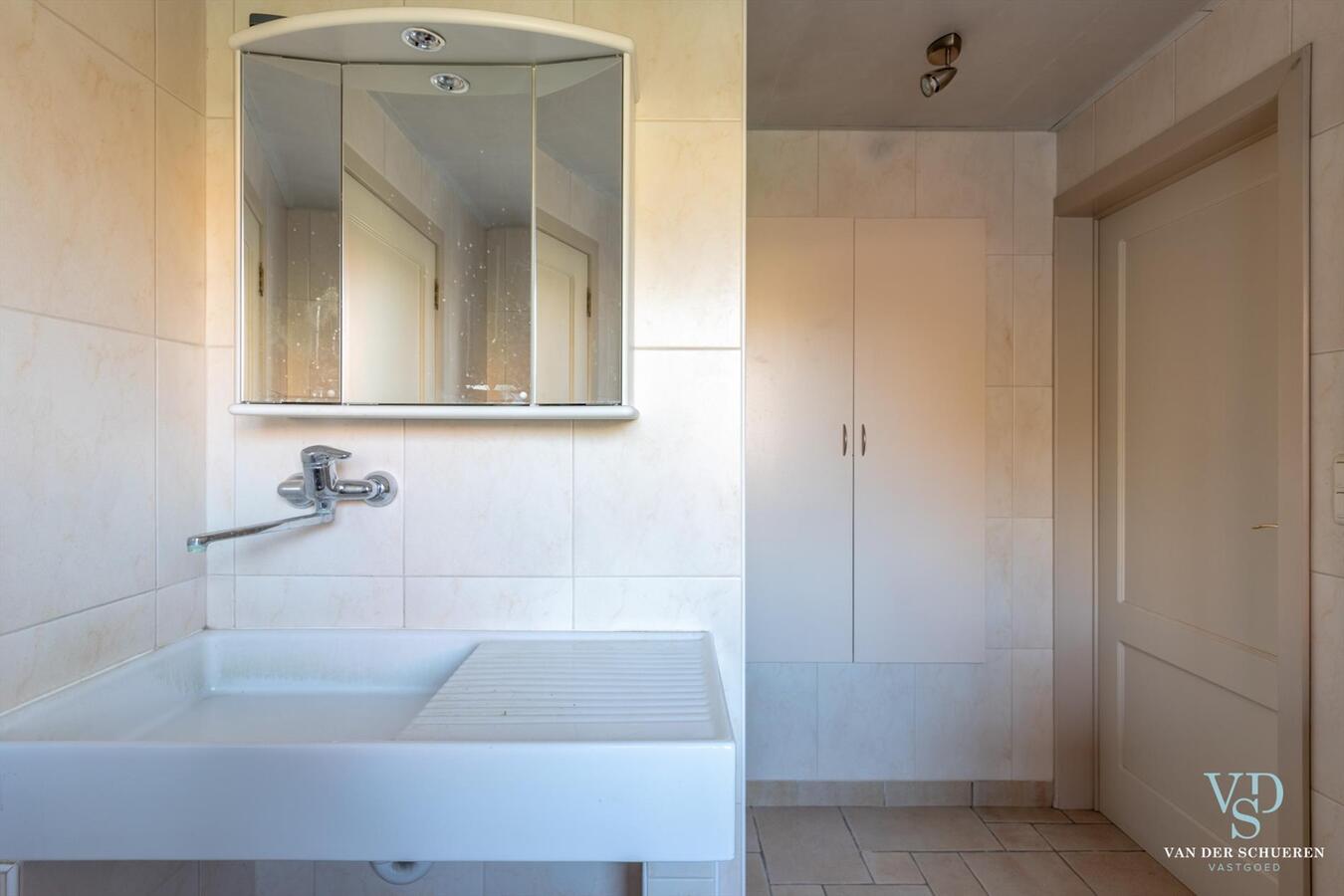 Praktische en degelijke woning in hartje Dikkelvenne . Bijzonder ruim ! 