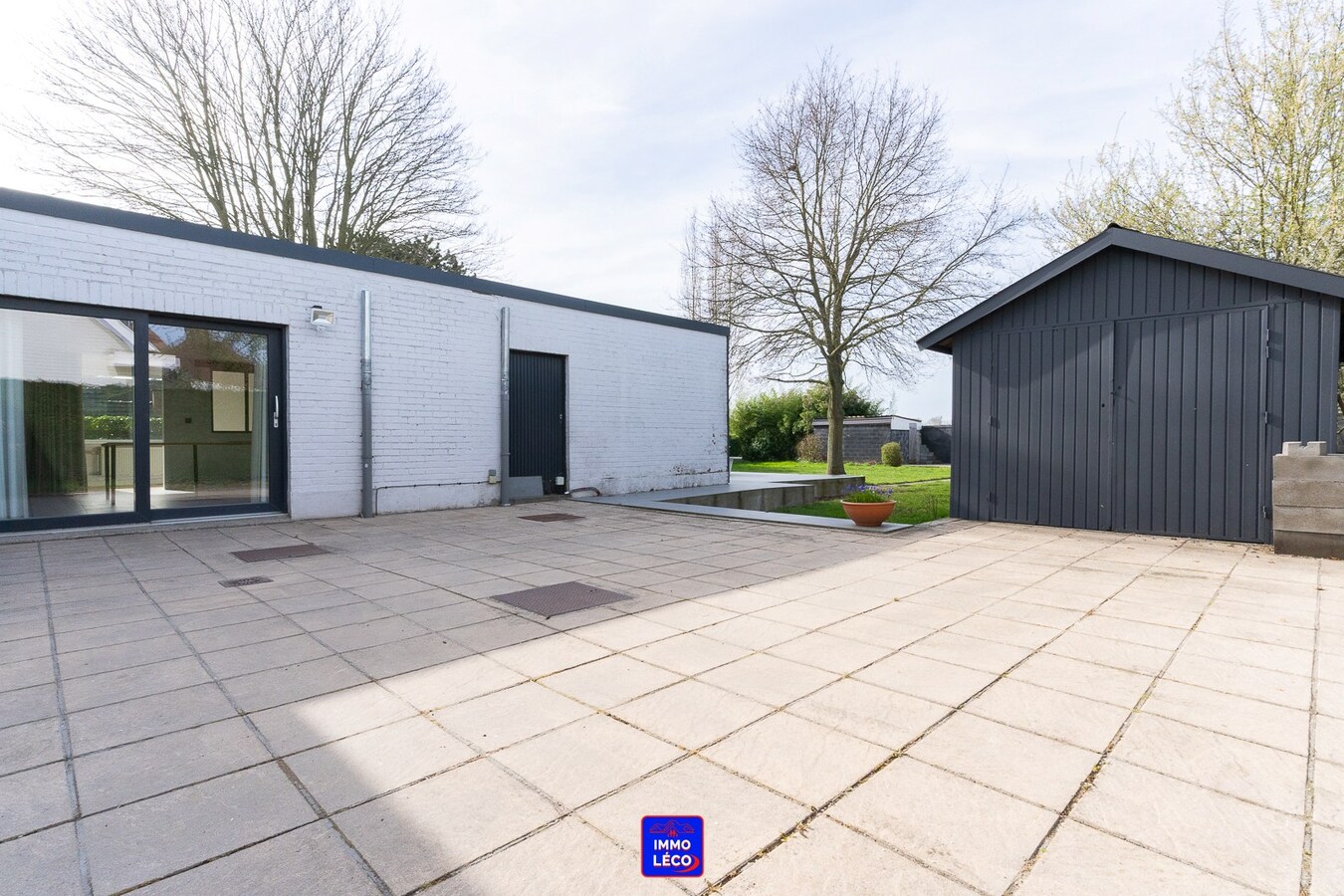 Villa "Semi Plain-Pied" érigée sur 1600m², grand parking, garage, jardin, COUP DE COEUR ! 