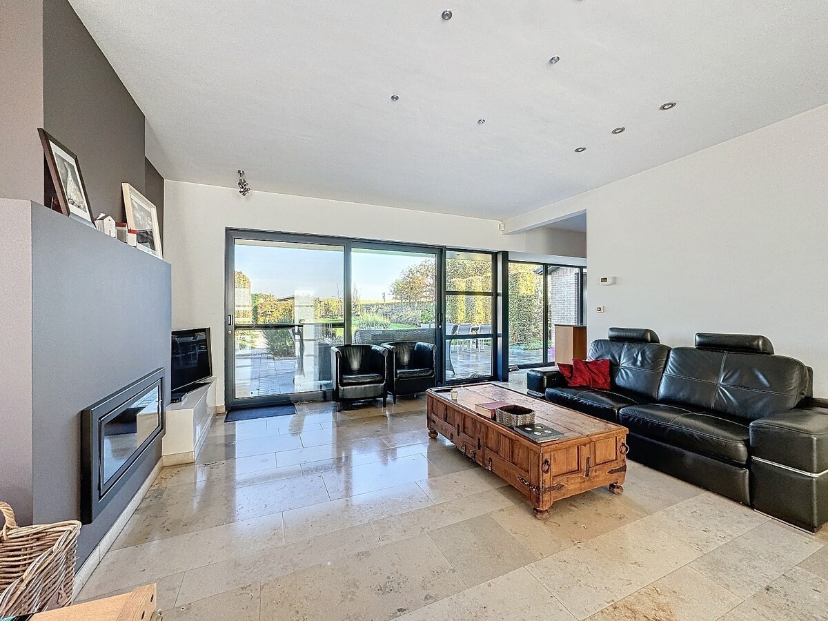 Ruime gezinswoning met knappe tuin te Erwetegem 