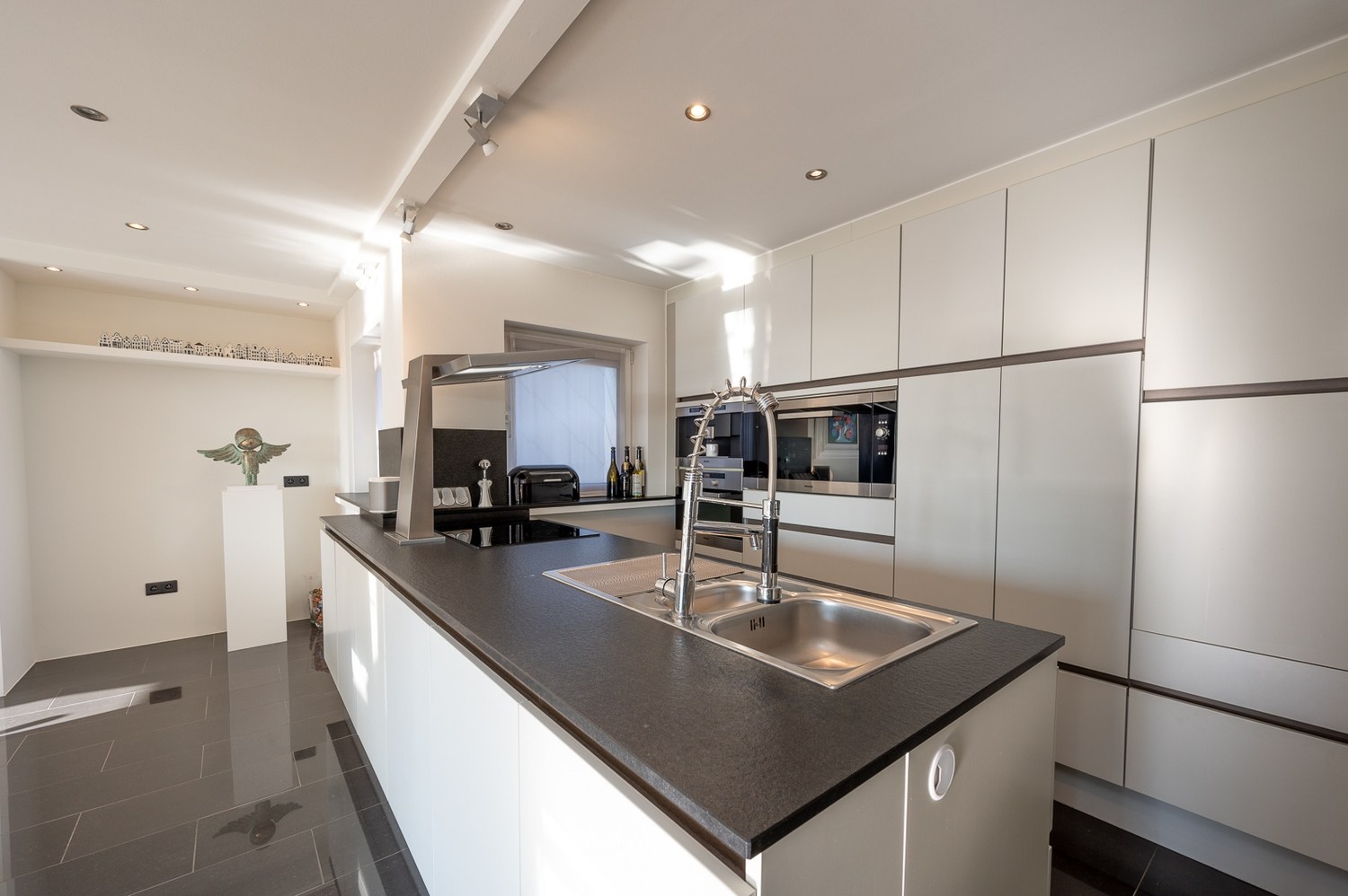 Uitzonderlijk appartement (232m2) met 4 slaapkamers en ruim terras op topligging met zicht over de kerk te Dumortierlaan. 