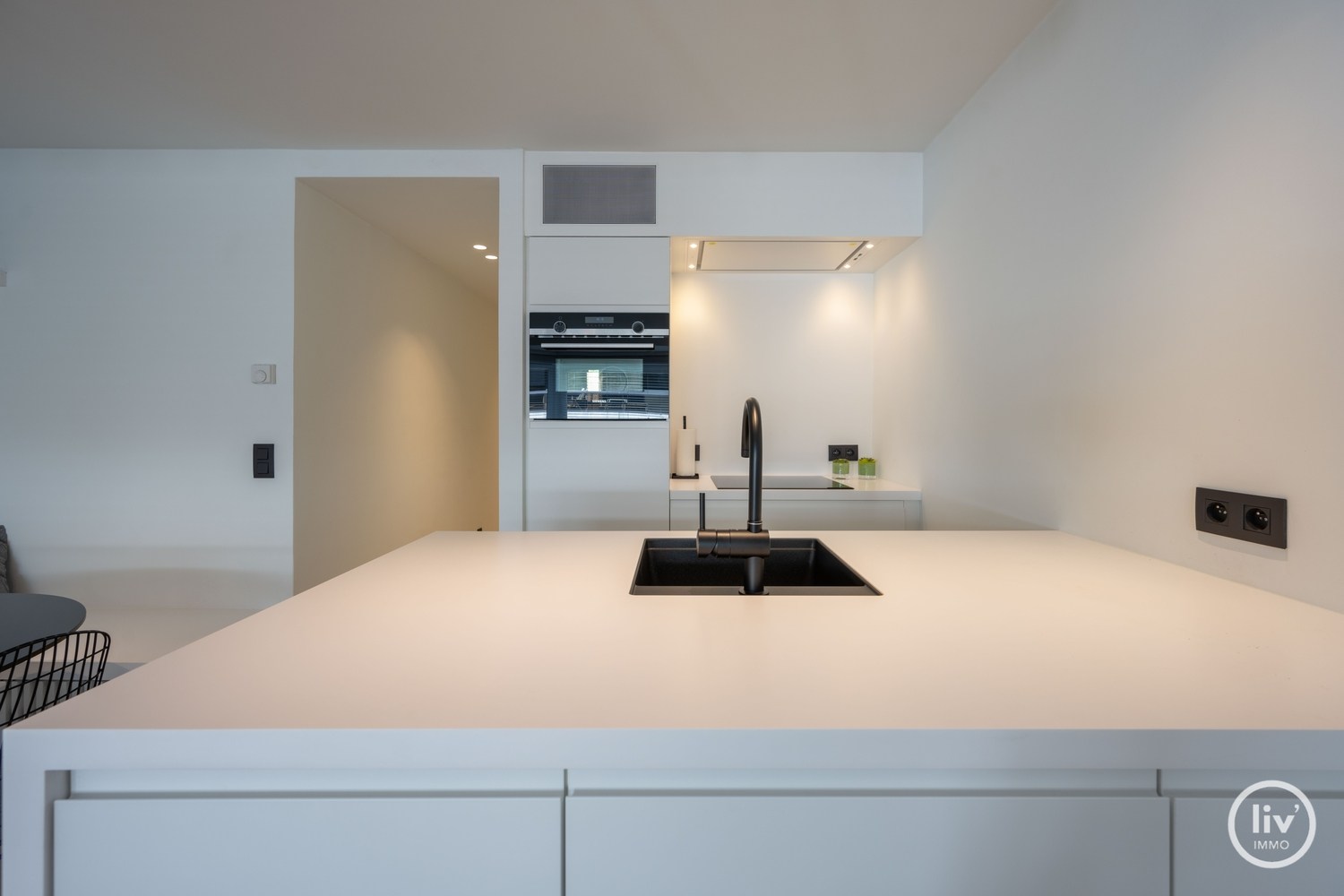 GEMEUBELD - Gezellig, gerenoveerd 2-slaapkamerappartement op een topligging vlakbij de Kustlaan te Knokke. 