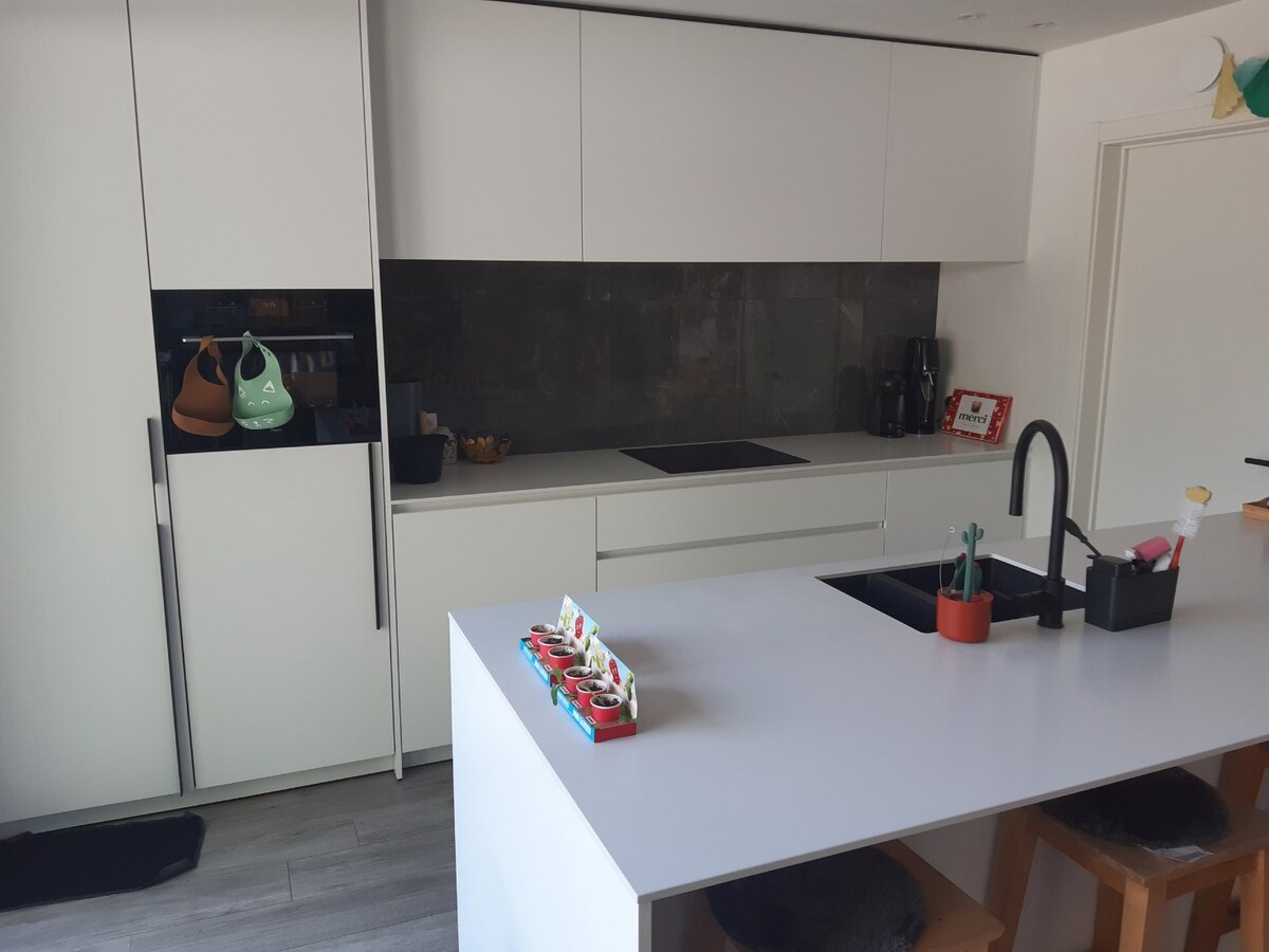 BEN-appartement met terras en tuintje. 