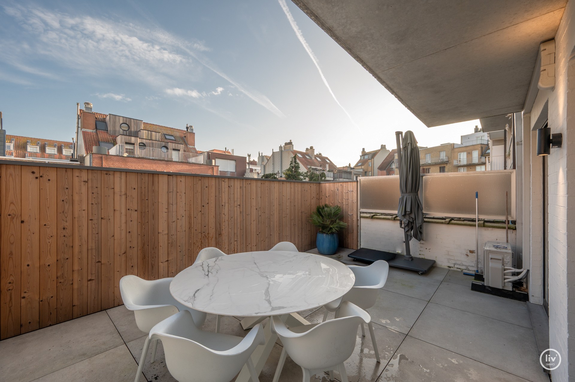 Prachtig ruim 2 slaapkamerappartement met mooie gevelbreedte en groot zonneterras op een topligging vlakbij de Dumortierlaan te Knokke. Garage mogelijk in het gebouw. 