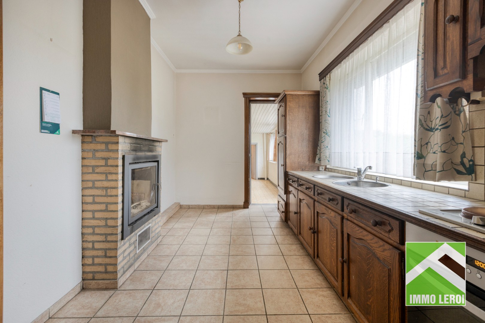 Ingerichte keuken met doorgang veranda