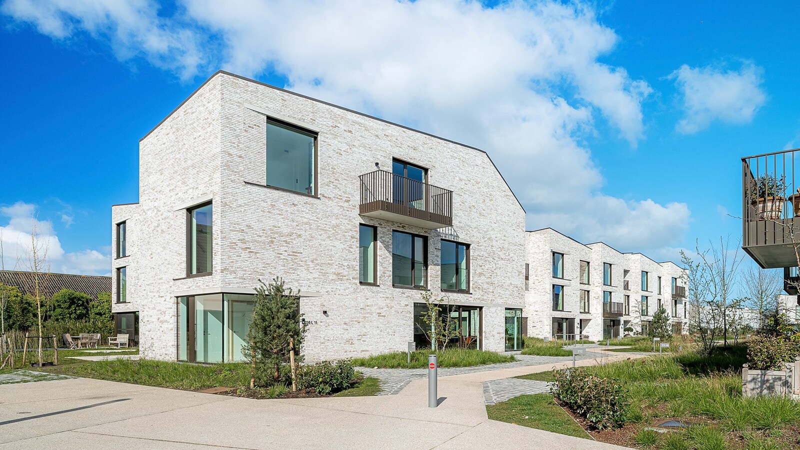 Exclusief verblijf met lift, terrassen en uitzonderlijke volumes in een groene-autovrije verkaveling te Knokke. 