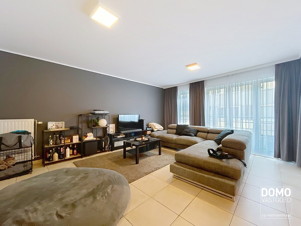 RUIM APPARTEMENT MET TERRAS, 2 SLAAPKAMERS EN PARKEERPLAATS IN HET CENTRUM VAN HASSELT 