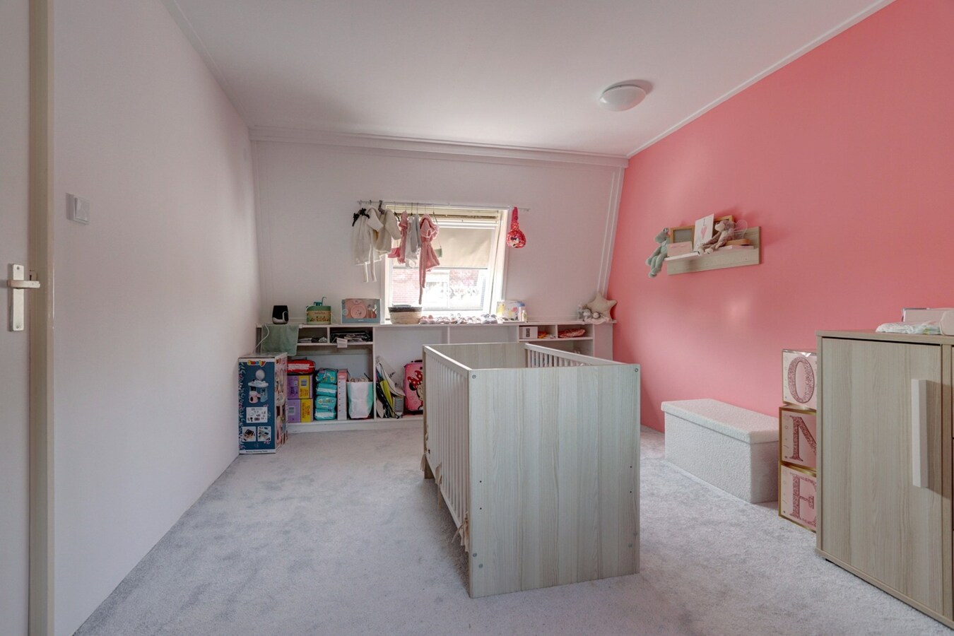 DIT BETREFT EEN WONING MET BIEDEN VANAF PRIJS  € 350.000 K.K. 