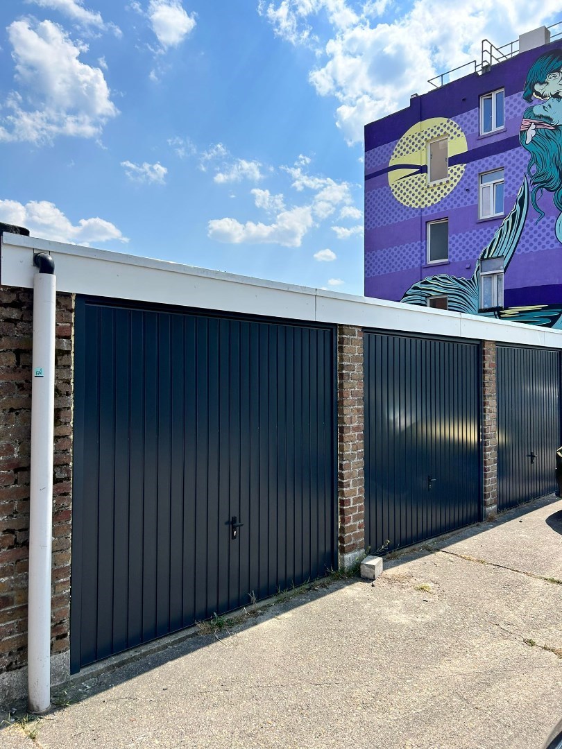 LAATSTE GARAGE aan straatzijde met laadmogelijkheid 