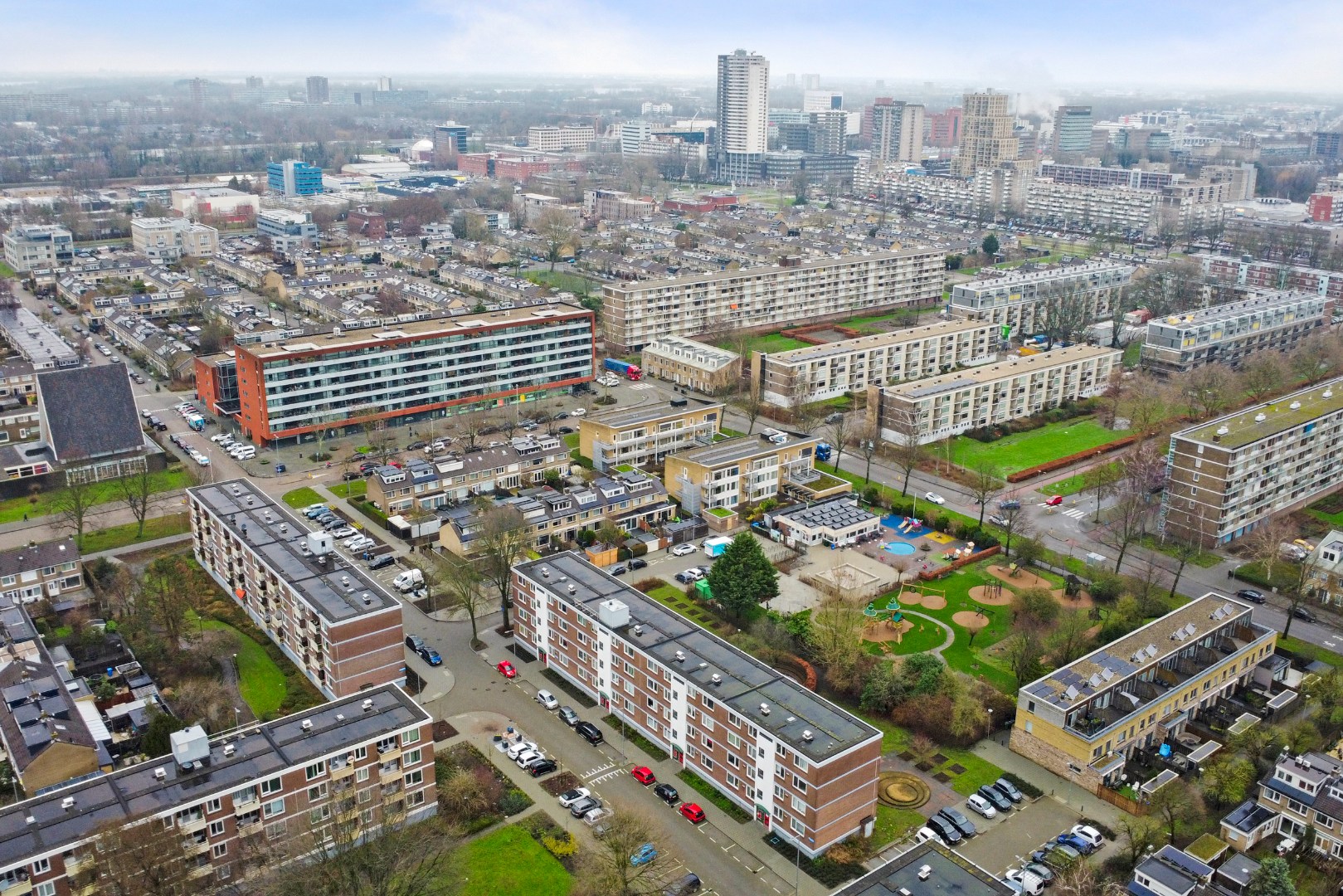 3-kamer appartement op de derde verdieping met balkon op het oosten en een berging van 13 m² in de onderbouw. 