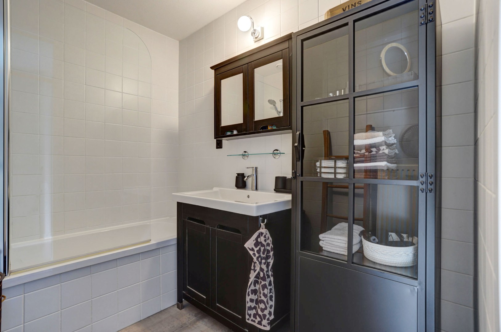 Energiezuinige (A-label) en uitstekend onderhouden 4-kamer tussenwoning met voor- en achtertuin met houten berging! 