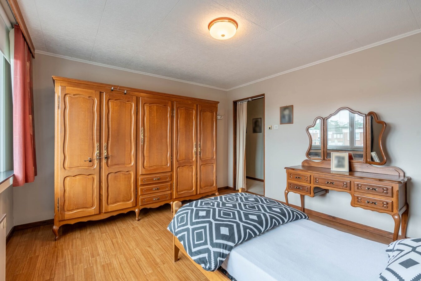 Ruime woning met 4 slaapkamers. 