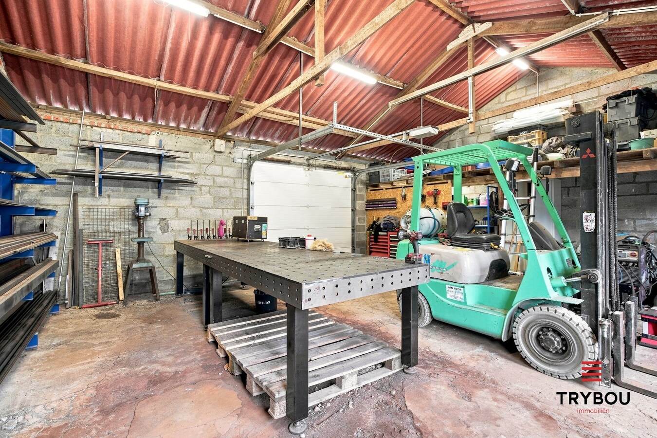 Uitstekende gelegen woning met loods en tuin! 