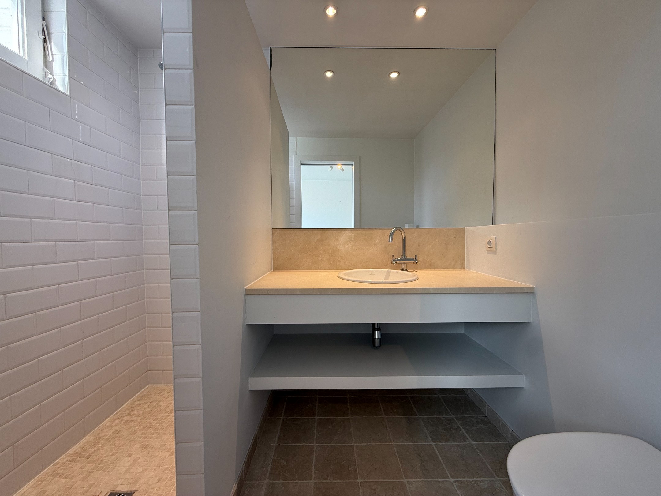 GEMEUBELD - UNIEKE PENTHOUSE met uitzonderlijk ruime terrassen gelegen op de DUMORTIERLAAN te Knokke. 