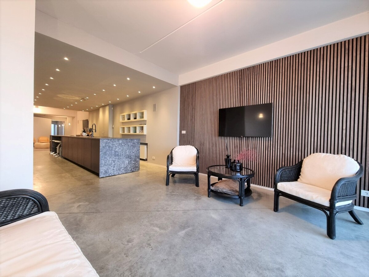 Uitzonderlijk appartement/loft op de zeedijk van Heist (271 m² bew. opp!!) 