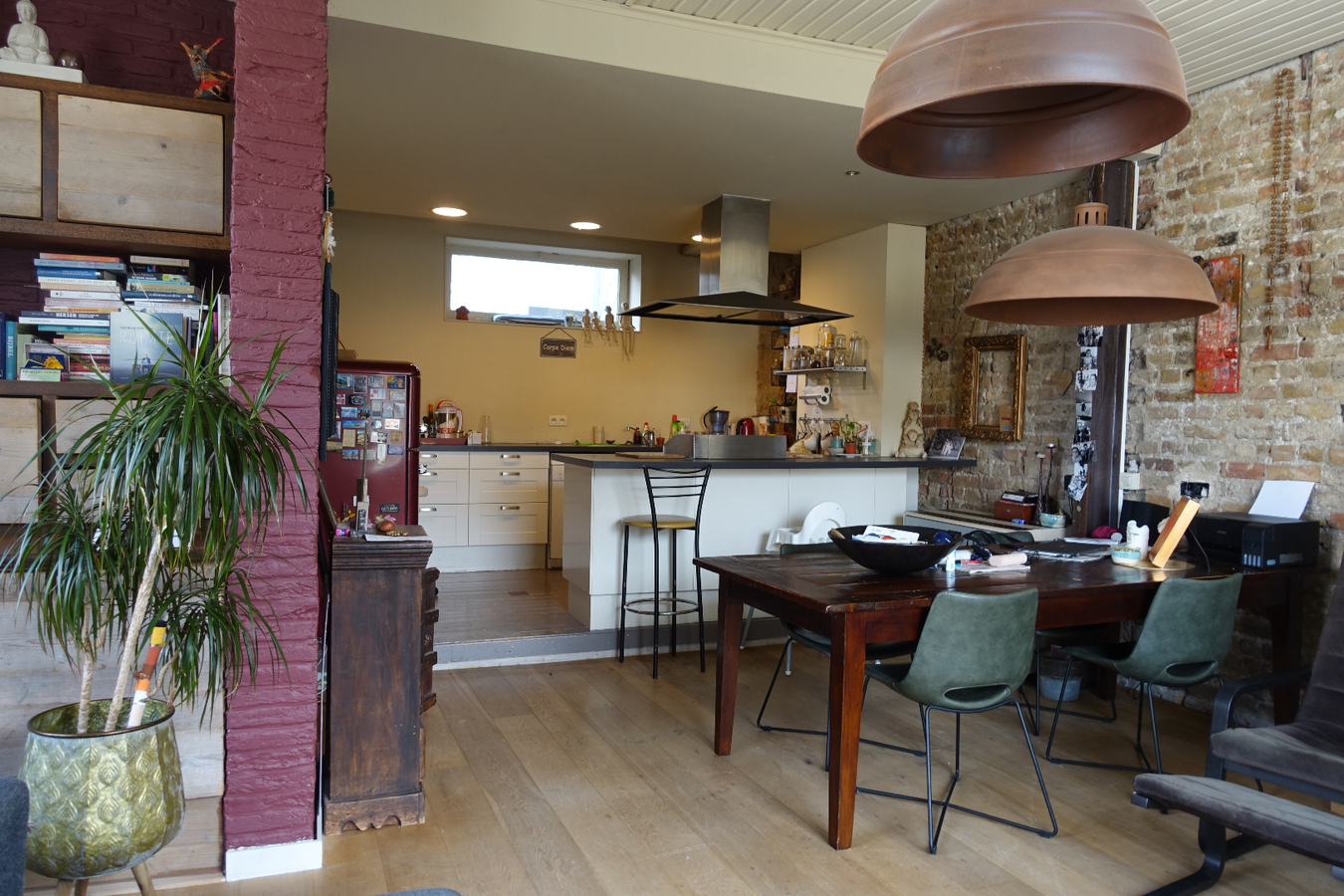 Polyvalent hoekpand met karaktervol appartement en terras 