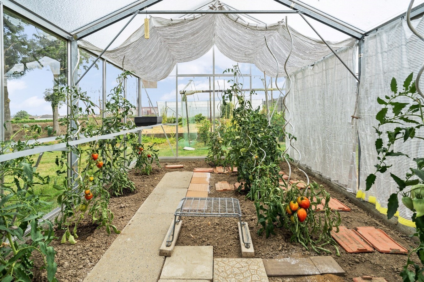 Goed onderhouden gelijkvloerswoning op ruim perceel van 700m² 
