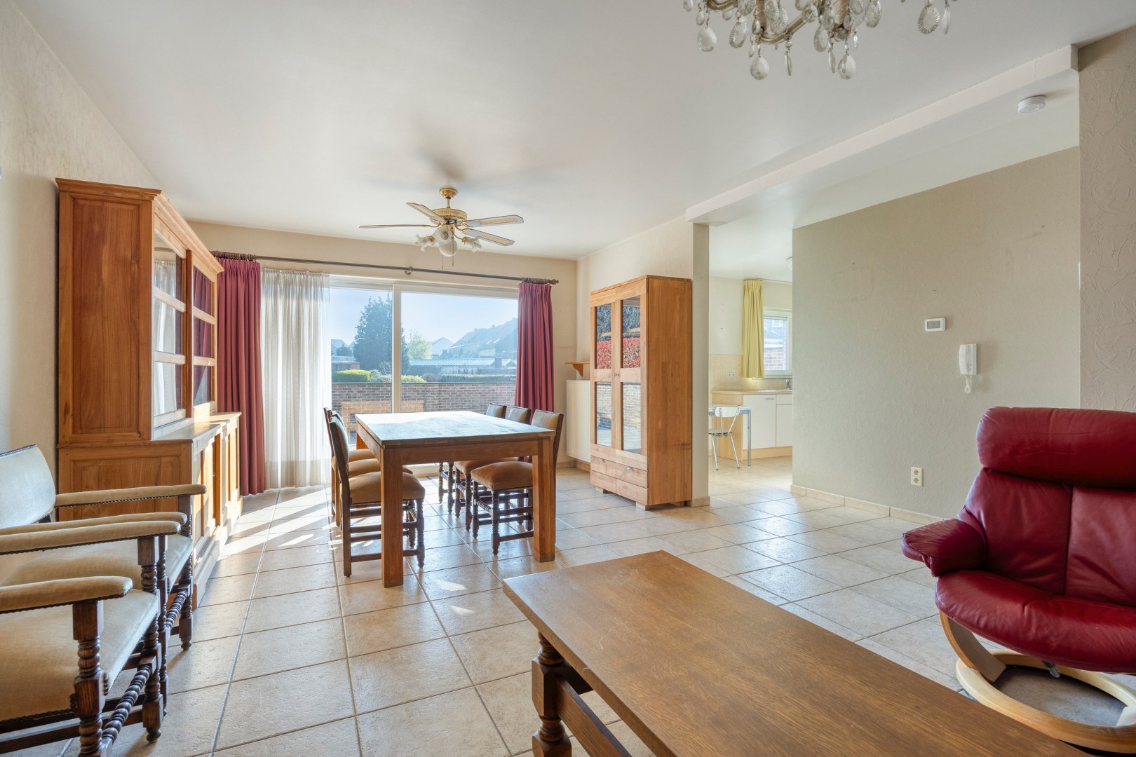 Gelijkvloers appartement met 3 slpk., ruim terras en ondergrondse garagebox in hartje Leopoldsburg 