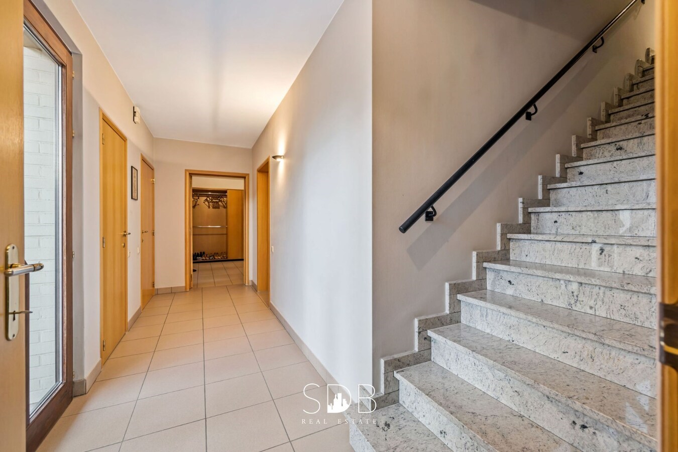 Prachtige ruime villa met gezinstuin + appartement op 2.135m² 