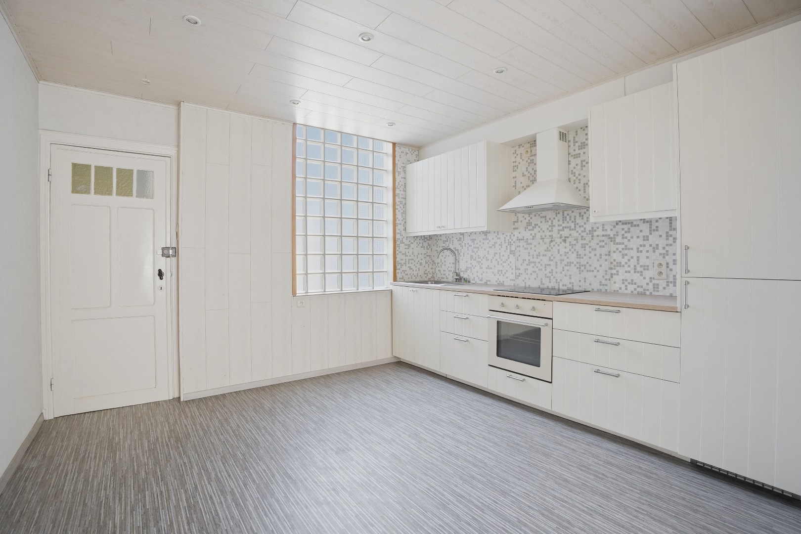 Goed gelegen gebouw op 117m² te De Panne bestaande uit een handelsruimte en woonst. 