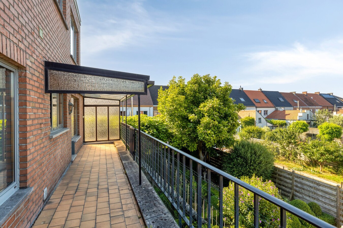 Grote gezinswoning met talrijke mogelijkheden en 4 garageboxen 