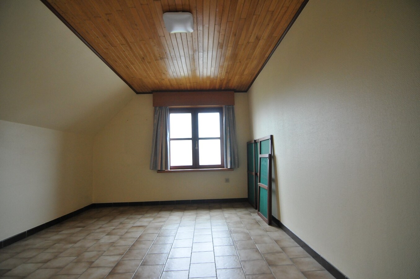 RUIME WONING MET TUIN EN GARAGE 