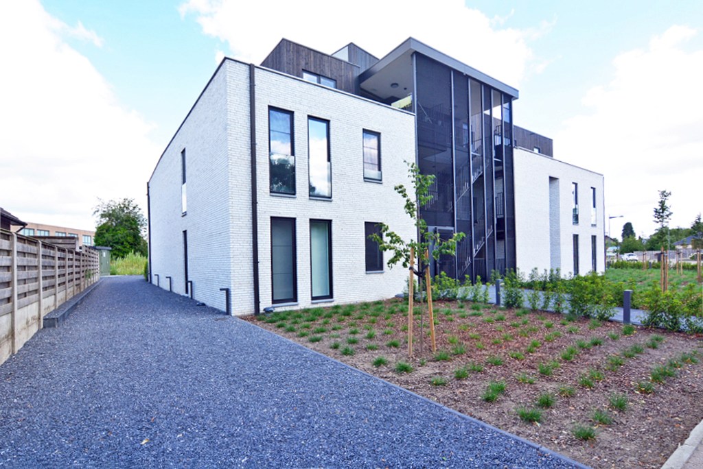Gelijkvloers nieuwbouwappartement 124 m² met 2 slpk, tuintje en 2 autostandplaatsen. 